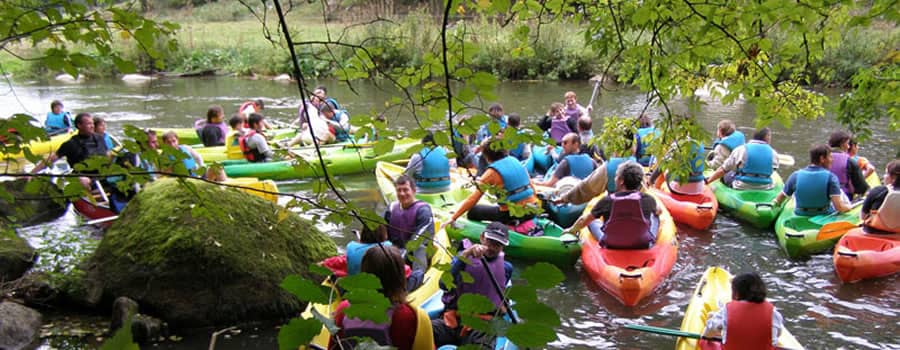 Canoë en groupe près de Saint-Céneri le Gerei Canoë en groupe près de Saint-Céneri le Gerei